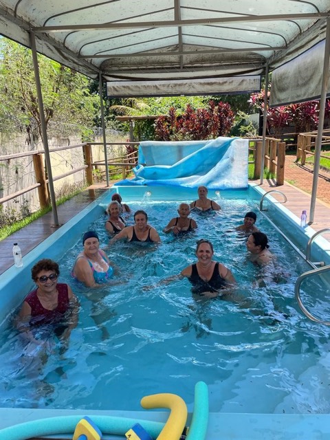 Aula de hidroginástica na piscina coberta