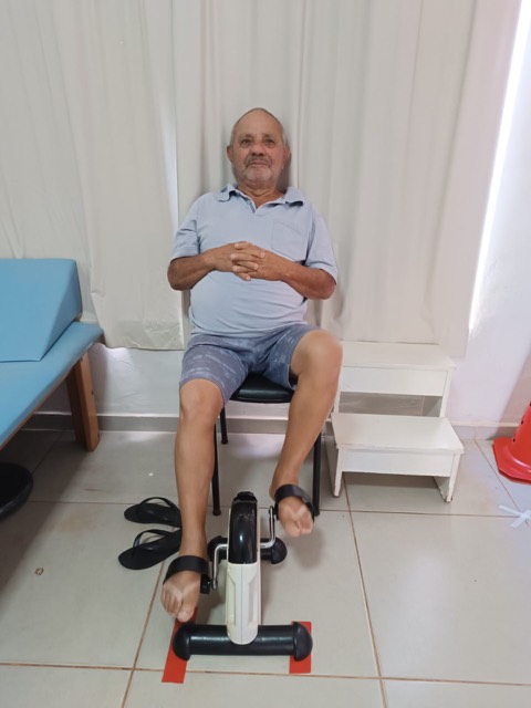 Sr. Duda em momento de fisioterapia