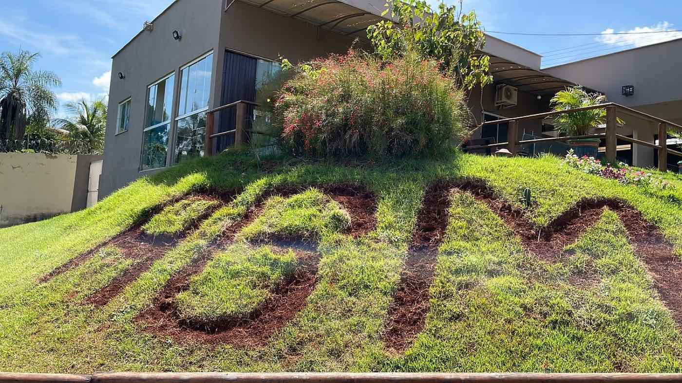 Jardim da AGM com as letras AGM desenhadas no gramado